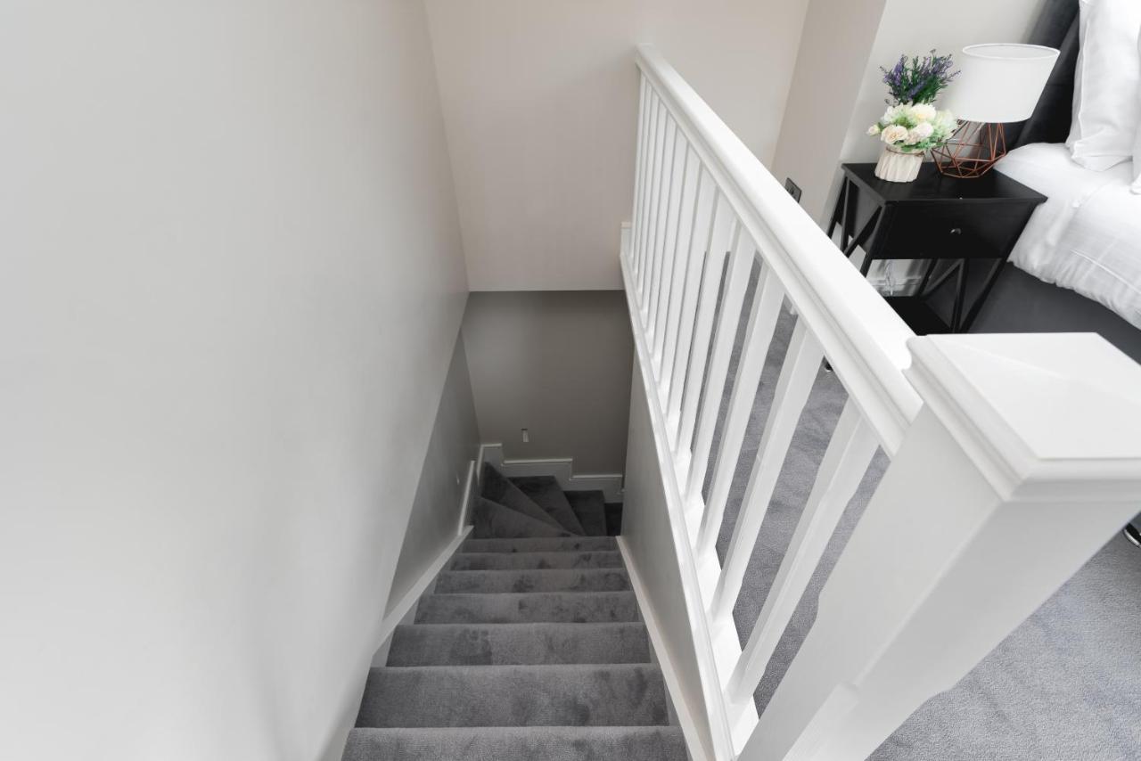 Skyvillion - Cozy Large 4 & 1 Bed Apartments In London Enfield, Mins To Tube Station, Free Wi-Fi Екстериор снимка