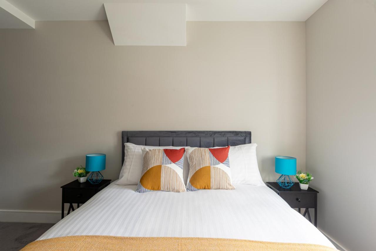 Skyvillion - Cozy Large 4 & 1 Bed Apartments In London Enfield, Mins To Tube Station, Free Wi-Fi Екстериор снимка