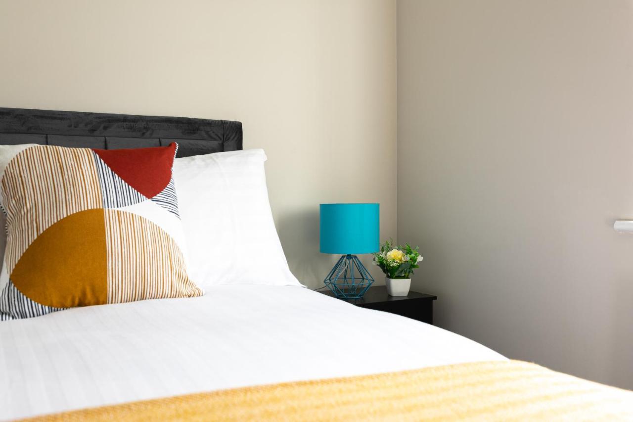 Skyvillion - Cozy Large 4 & 1 Bed Apartments In London Enfield, Mins To Tube Station, Free Wi-Fi Екстериор снимка