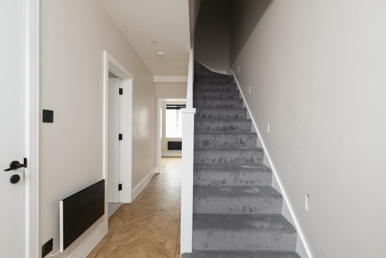 Skyvillion - Cozy Large 4 & 1 Bed Apartments In London Enfield, Mins To Tube Station, Free Wi-Fi Екстериор снимка