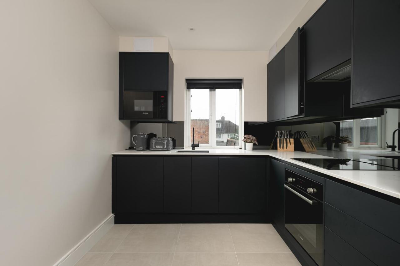 Skyvillion - Cozy Large 4 & 1 Bed Apartments In London Enfield, Mins To Tube Station, Free Wi-Fi Екстериор снимка