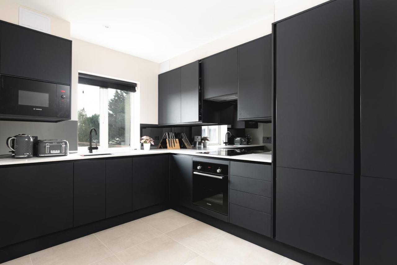 Skyvillion - Cozy Large 4 & 1 Bed Apartments In London Enfield, Mins To Tube Station, Free Wi-Fi Екстериор снимка