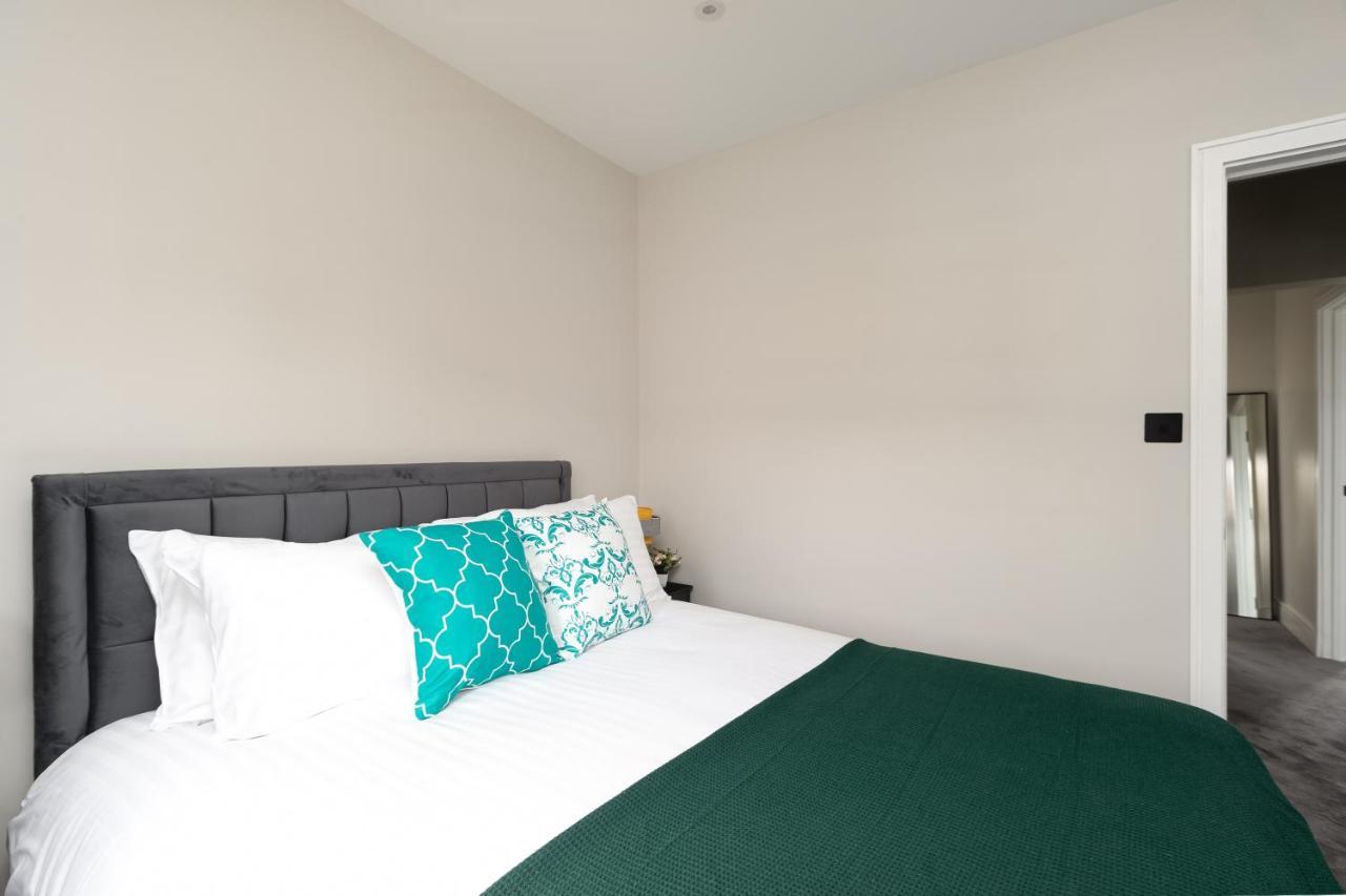 Skyvillion - Cozy Large 4 & 1 Bed Apartments In London Enfield, Mins To Tube Station, Free Wi-Fi Екстериор снимка