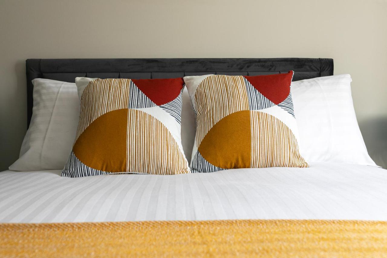 Skyvillion - Cozy Large 4 & 1 Bed Apartments In London Enfield, Mins To Tube Station, Free Wi-Fi Екстериор снимка
