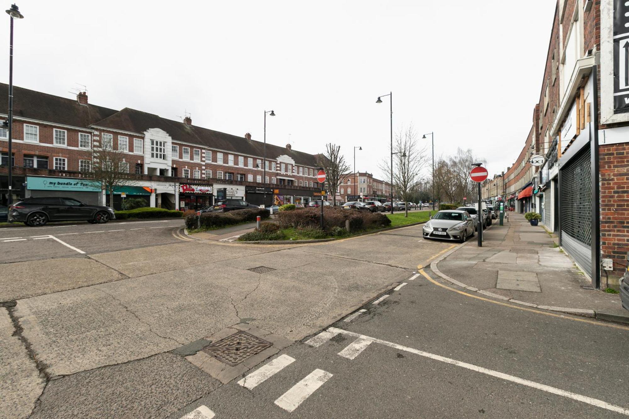 Skyvillion - Cozy Large 4 & 1 Bed Apartments In London Enfield, Mins To Tube Station, Free Wi-Fi Екстериор снимка